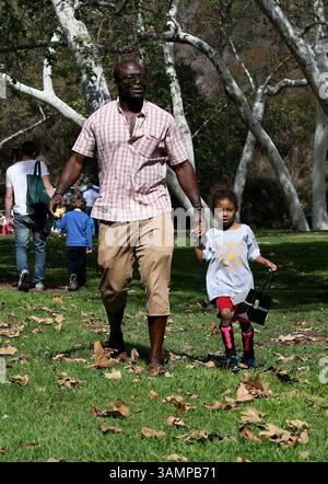 22 février 2014 - la, CA, États-Unis - Singer Seal marche avec sa fille Lou Samuels dans un parc à Brentwood le 22 février 2014 à LOS ANGELES (crédit image : © Niko/Ace Pictures/ZUMAPRESS.com) Banque D'Images