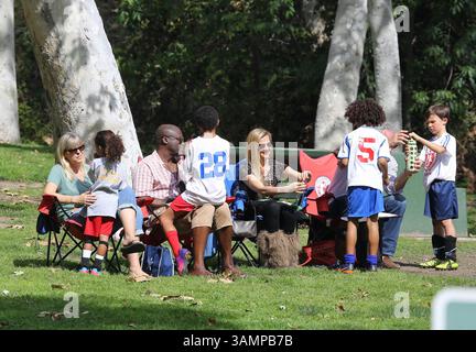 22 février 2014 - la, CA, États-Unis - Singer Seal regarde ses enfants jouer au football dans un parc de Brentwood le 22 février 2014 à LOS ANGELES (crédit image : © Niko/Ace Pictures/ZUMAPRESS.com) Banque D'Images