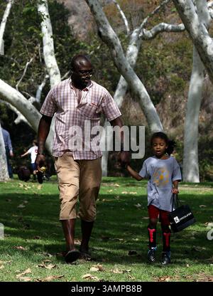 22 février 2014 - la, CA, États-Unis - Singer Seal marche avec sa fille Lou Samuels dans un parc à Brentwood le 22 février 2014 à LOS ANGELES (crédit image : © Niko/Ace Pictures/ZUMAPRESS.com) Banque D'Images