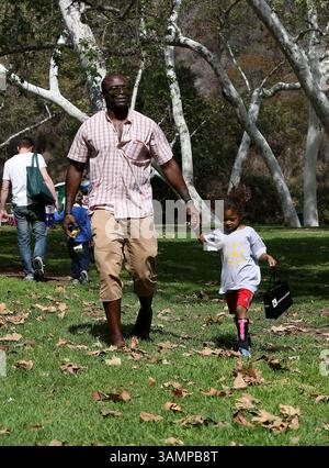 22 février 2014 - la, CA, États-Unis - Singer Seal marche avec sa fille Lou Samuels dans un parc à Brentwood le 22 février 2014 à LOS ANGELES (crédit image : © Niko/Ace Pictures/ZUMAPRESS.com) Banque D'Images