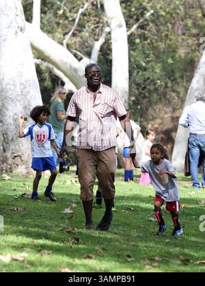 22 février 2014 - la, CA, États-Unis - Singer Seal marche avec sa fille Lou Samuels dans un parc à Brentwood le 22 février 2014 à LOS ANGELES (crédit image : © Niko/Ace Pictures/ZUMAPRESS.com) Banque D'Images