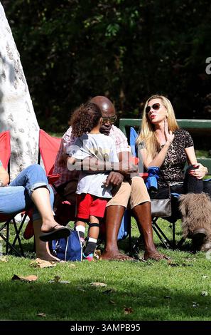 22 février 2014 - la, CA, États-Unis - Singer Seal regarde ses enfants jouer au football dans un parc de Brentwood le 22 février 2014 à LOS ANGELES (crédit image : © Niko/Ace Pictures/ZUMAPRESS.com) Banque D'Images