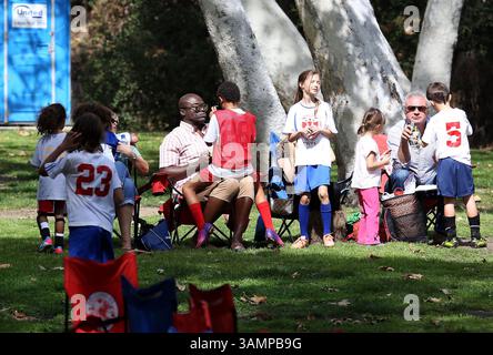 22 février 2014 - la, CA, États-Unis - Singer Seal regarde ses enfants jouer au football dans un parc de Brentwood le 22 février 2014 à LOS ANGELES (crédit image : © Niko/Ace Pictures/ZUMAPRESS.com) Banque D'Images