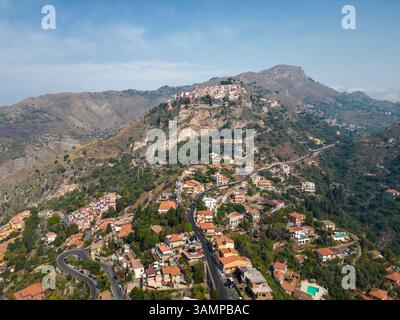 Vue aérienne de Castelmola, Messine, Sicile, Italie. Banque D'Images