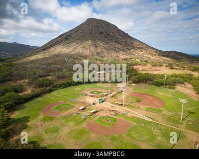 Vue aérienne des terrains de baseball de Pinto Field dans le parc de district de Koko Head, Honolulu, Hawaï, États-Unis. Banque D'Images