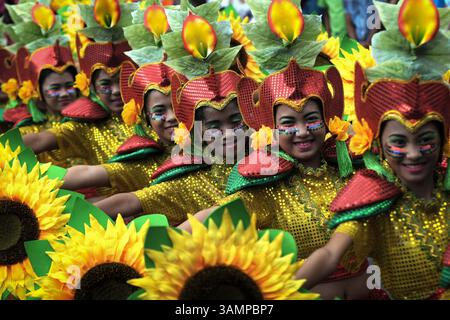23 février 2014 - Makati, Philippines - des filles en costumes de tournesol se produisent pendant le festival Caracol dans la ville de Makati, Metro Manila, Philippines, le 23 février 2014. Les participants au festival annuel de Caracol à Makati se déguisent en fleurs, arbres, oiseaux, papillons, fruits et autres espèces animales menacées pour exprimer la nécessité de préserver et de conserver la mère nature. (Crédit image : © Ezra Acayan/ZUMAPRESS.com) Banque D'Images