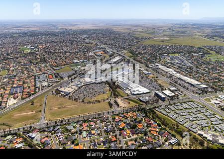Vue aérienne du quartier tentaculaire de banlieue avec une belle architecture et infrastructure, Taylors Lakes, Australie. Banque D'Images
