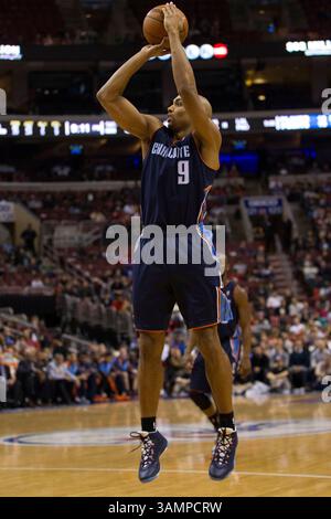 15 janvier 2014 : Gerald Henderson (9 ans), le garde des Bobcats de Charlotte, tire la balle pendant le match NBA entre les Bobcats de Charlotte et les 76ers de Philadelphie au Wells Fargo Center à Philadelphie, en Pennsylvanie. Les 76ers gagnent 95-92. Christopher Szagola/Cal Sport Media(image crédit : © Chris Szagola/Cal Sport Media/ZUMAPRESS.com) Banque D'Images