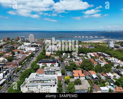 Vue aérienne du paysage urbain côtier animé avec des bâtiments résidentiels, des voiliers et de la verdure, St Kilda, Australie. Banque D'Images