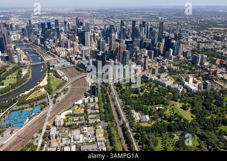 Vue aérienne des jardins fitzroy et du paysage urbain avec ses gratte-ciel et la rivière yarra, à l'est de melbourne, australie. Banque D'Images
