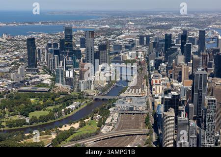 Vue aérienne des jardins fitzroy et de la rivière yarra avec ses gratte-ciel modernes dans un paysage urbain animé, à l'est de melbourne, en australie. Banque D'Images