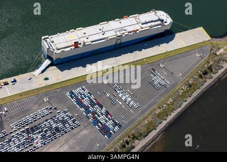 Vue aérienne du port industriel avec des cargos et un parking rempli de véhicules, Port Melbourne, Australie. Banque D'Images
