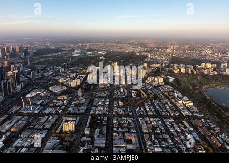 Vue aérienne du sud de Melbourne regardant vers l'est au coucher du soleil, Autrichialia. Banque D'Images
