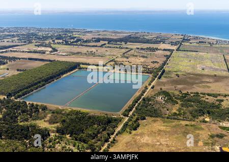 Vue aérienne de lacs artificiels dans la campagne de Saint Leonard, Victoria, Australie. Banque D'Images