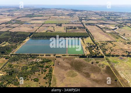 Vue aérienne de lacs artificiels dans la campagne de Saint Leonard, Victoria, Australie. Banque D'Images