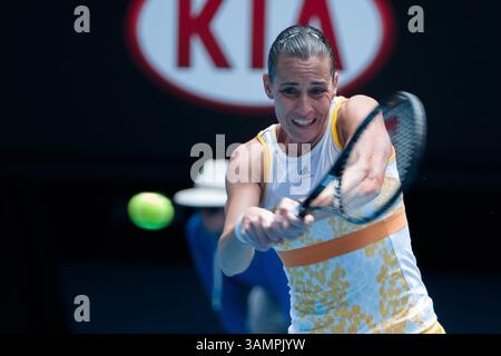 19 janvier 2014 - Melbourne, Victoria, Australie - 19 janvier 2014 : 28e Seed Flavia PENNETTA (ITA) en action dans un match de 4e ronde contre la 9e Seed Angelique KERBER (GER) le jour 7 du tournoi de tennis de grand chelem de l'Open d'Australie 2014 au Melbourne Park à Melbourne, Australie. Sydney Low/Cal Sport Media(image crédit : © Sydney Low/Cal Sport Media/ZUMAPRESS.com) Banque D'Images