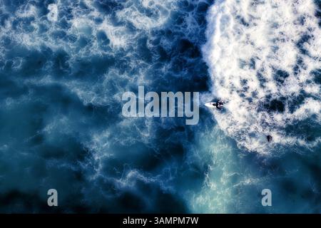 Vue aérienne de surfeurs chevauchant des vagues au Cap, Afrique du Sud. Banque D'Images