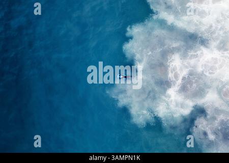 Vue aérienne de surfeurs chevauchant des vagues au Cap, Afrique du Sud. Banque D'Images