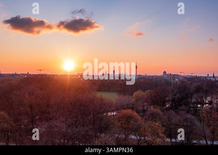 Vue imprenable sur Munich au lever du soleil, le matin d'une journée d'été, en panorama. Banque D'Images