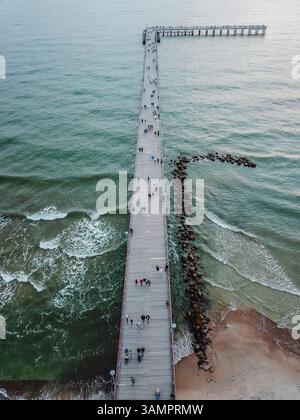 Vue aérienne du pont en bois vers la mer Baltique à Palanga, Lituanie Banque D'Images