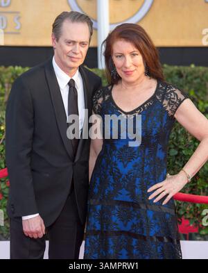 18 janvier 2014 - Los Angeles, Californie, États-Unis - L'acteur STEVE BUSCEMI et le cinéaste JO ANDRES sur le tapis rouge lors des arrivées pour les Screen Actors Guild Awards. (Crédit image : © Leonard Ortiz/ZUMApress.com) Banque D'Images