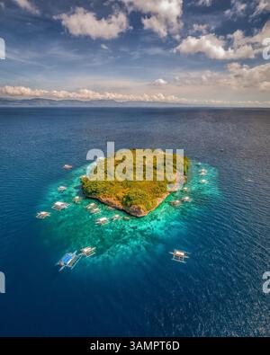 Vue aérienne de l'île Pescador avec des bateaux philippins traditionnels, Philippines. Banque D'Images