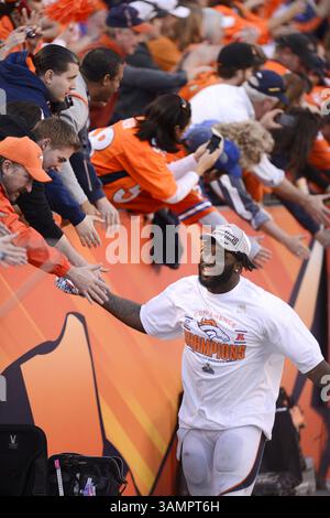 18 janvier 2014 - Denver, CO, États-Unis - Broncos Defensive End Robert Ayers célèbre avec les fans la fin du match de championnat de l'AFC au Sports Authority Field à Mile High à Denver le dimanche 19 janvier 2014. Les Broncos de Denver ont battu les Patriots de la Nouvelle-Angleterre, 26-16. (Crédit image : © Mark Reis/MCT/ZUMAPRESS.com) Banque D'Images