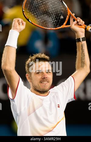 21 janvier 2014 - Melbourne, Victoria, Australie - STANISLAS WAWRINKA (Suisse) célèbre après avoir battu le 2e Seed N. Djokovic (Serbie) dans le match des quarts de finale masculin en simple le jour 9 du tournoi de tennis de grand chelem de l'Open d'Australie 2014 à Melbourne Park. Wawrinka a gagné le match 2-6 6-4 6-2 3-6 9-7. (Crédit image : © Sydney Low/Cal Sport Media/ZUMAPRESS.com) Banque D'Images