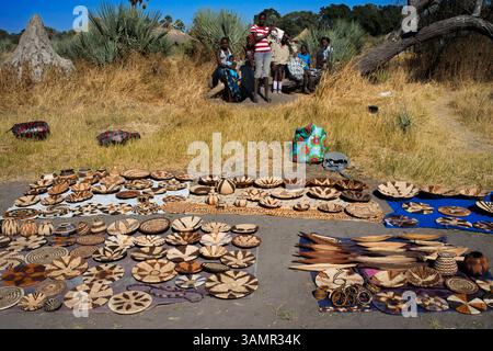 5 mai 2013 - Moremi, Botswana, Afrique - marché artisanal improvisé avec l'arrivée de touristes dans le camp Batawana. Moremi Game Reserve est un parc national du Botswana. Il repose sur le côté est du delta de l'Okavango et a été nommé d'après le chef Moremi de la tribu BaTawana. Moremi a été désignée comme réserve de chasse, et non comme parc national permettant aux BaSarwa ou aux Bushmen de demeurer dans la réserve. (Crédit image : © Sergi Reboredo/ZUMA Wire/ZUMAPRESS.com) Banque D'Images