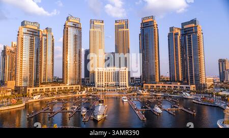 Dubaï, Émirats arabes Unis - 21 décembre 2020 : vue aérienne du port de la marina de Dubaï Creek avec les gratte-ciel de la ville en arrière-plan, Dubaï, Émir arabe Uni Banque D'Images
