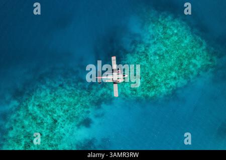 Vue aérienne d'un hydravion ancré au récif sur l'eau de l'océan Indien près de l'atoll Alifu Dhaalu, Alif Alif, Maldives. Banque D'Images
