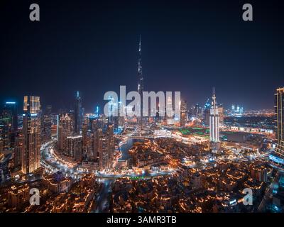 Vue aérienne de Dubaï avec Burj Khalifa le plus haut gratte-ciel du monde la nuit avec Dubaï Creek au premier plan, Émirats arabes Unis. Banque D'Images