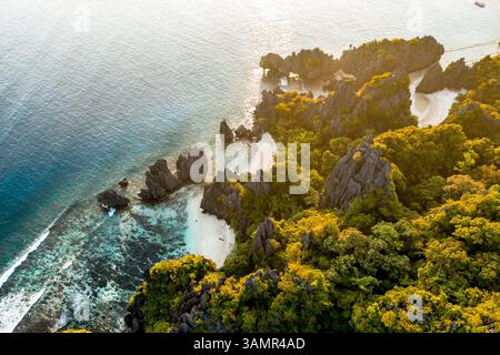 Vue aérienne falaises abruptes et plages de sable d'El Nido, Philippines. Banque D'Images