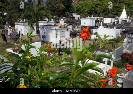 16 avril 2013 - Ile de la Réunion, France - cimetière de Saint Paul, ancienne capitale de la rencontre, le seul monument en tant que tel est son cimetière Marin, qui est en bon état. Ce beau coin nous rappelle le passé de la Réunion, comme quand elle était un refuge pour les pirates. En fait, voici les tombes de pirates célèbres comme Olivier le Vasseur, appelé 'la buse' signifiant le Faucon, qui se trouve à côté du célèbre symbole pirate d'un crâne et d'os croisés. En outre, dans le cimetière Martin se trouvent également les restes de divers personnages historiques se rencontrant. (Crédit image : © Sergi Reboredo/ZUMA Wire/ZUMA Banque D'Images