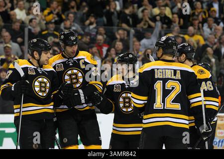 29 janvier 2014 - Boston, Massachusetts, États-Unis - 28 janvier 2014 ; Boston Bruins aile gauche Milan Lucic (17), Boston Bruins défenseur Zdeno Chara (33), Boston Bruins défenseur Torey Krug (47), Boston Bruins Center David Krejci (46) et Boston Bruins aile droite Jarome Iginla (12) célèbre après un but pendant la première période du match de la LNH entre les Panthers de Floride et Boston Bruins à TD Garden. Boston a battu la Floride 6-2. Anthony Nesmith/CSM(image crédit : © Anthony Nesmith/Cal Sport Media/ZUMAPRESS.com) Banque D'Images