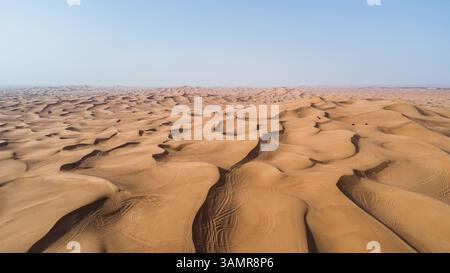 Vue aérienne de personnes conduisant des quads dans les dunes de sable du désert Al Bedayer à Sharjah, U.A.E. Banque D'Images
