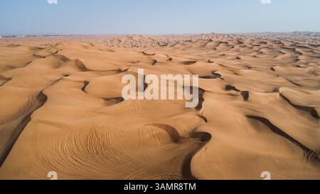 Vue aérienne de personnes conduisant des quads dans les dunes de sable du désert Al Bedayer à Sharjah, U.A.E. Banque D'Images