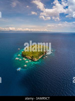 Vue aérienne de l'île Pescador avec des bateaux philippins traditionnels, Philippines. Banque D'Images