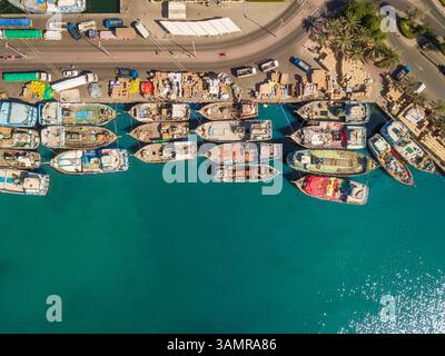 Vue aérienne de bateaux en bois dans le port de Dubai Dhow Wharfage, eau. Banque D'Images