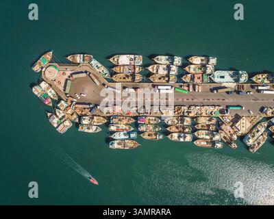 Vue aérienne de bateaux en bois dans le port de Dubai Dhow Wharfage, eau. Banque D'Images