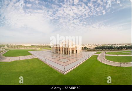 Vue aérienne d'un bâtiment arabe à University City, Sharjah, Émirats arabes Unis. Banque D'Images