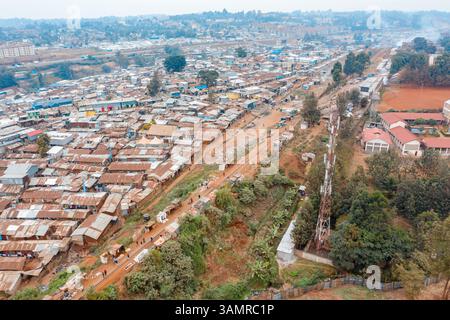 Vue aérienne de la vaste communauté résidentielle du bidonville de Kibera avec des bâtiments et des routes densément remplis, Sarangombe, Nairobi, Kenya. Banque D'Images