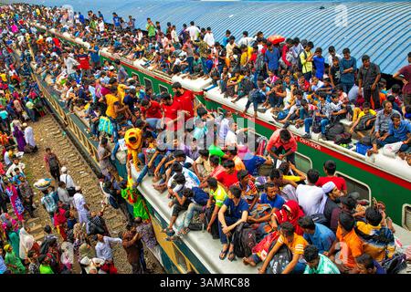 Dhaka, Bangladesh - 14 juin 2018 : vue de nombreuses personnes rentrant chez elles pour un festival traditionnel local attendant le train à la gare de Dhaka, Bangladesh. Banque D'Images