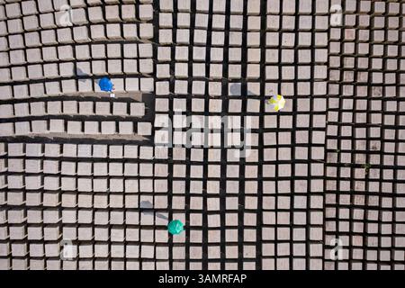 Vue aérienne de motifs géométriques colorés et de structures organisées avec des gens dans un paysage urbain dynamique, Sabrang Union, Teknaf, Chattogram, Bangl Banque D'Images