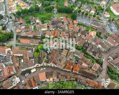 Vue aérienne de la charmante vieille ville médiévale avec des toits pittoresques et une architecture historique, Kaysersberg, France. Banque D'Images