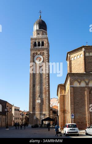 Chioggia, Italie - 3 mars 2025 : clocher de la cathédrale Santa Maria Assunta dans le centre historique Banque D'Images