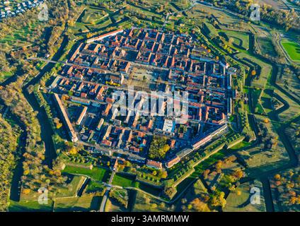 Vue aérienne de la ville fortifiée de neuf Brisach, Alsace, France. Banque D'Images