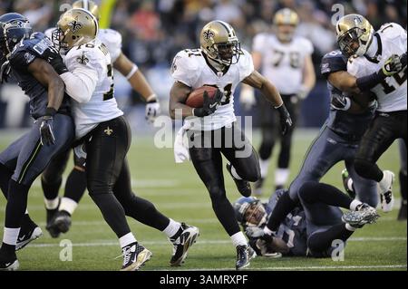 08 janvier 2011 - Seattle, Washington, États-Unis - Julius Jones, 21 ans, des Saints de la Nouvelle-Orléans s'éloigne du défenseur du Seahawk de Seattle lors du match de Wild Card NFC au Qwest Field à Seattle, Washington. Les Seahawks battent les Saints 41-36..le 8 janvier 2011. (Crédit image : © Troy Wayryen/ZUMAPRESS.com) Banque D'Images