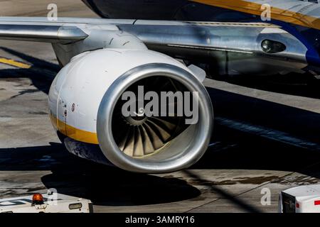 Gros plan d'un moteur d'un avion ryan à l'aéroport de Dublin, 2025 Banque D'Images