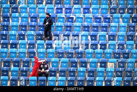 7 février 2014 - Sotchi, Krasnodar Krai, Russie - les fans olympiques attendent la cérémonie d'ouverture des Jeux olympiques d'hiver de Sotchi 2014 le 7 février à Sotchi, en Russie. (Crédit image : © Daniel Anderson/ZUMAPRESS.com) Banque D'Images